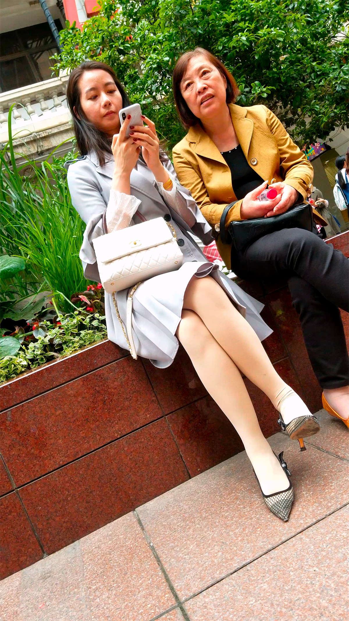 路边休息的肉丝高跟女