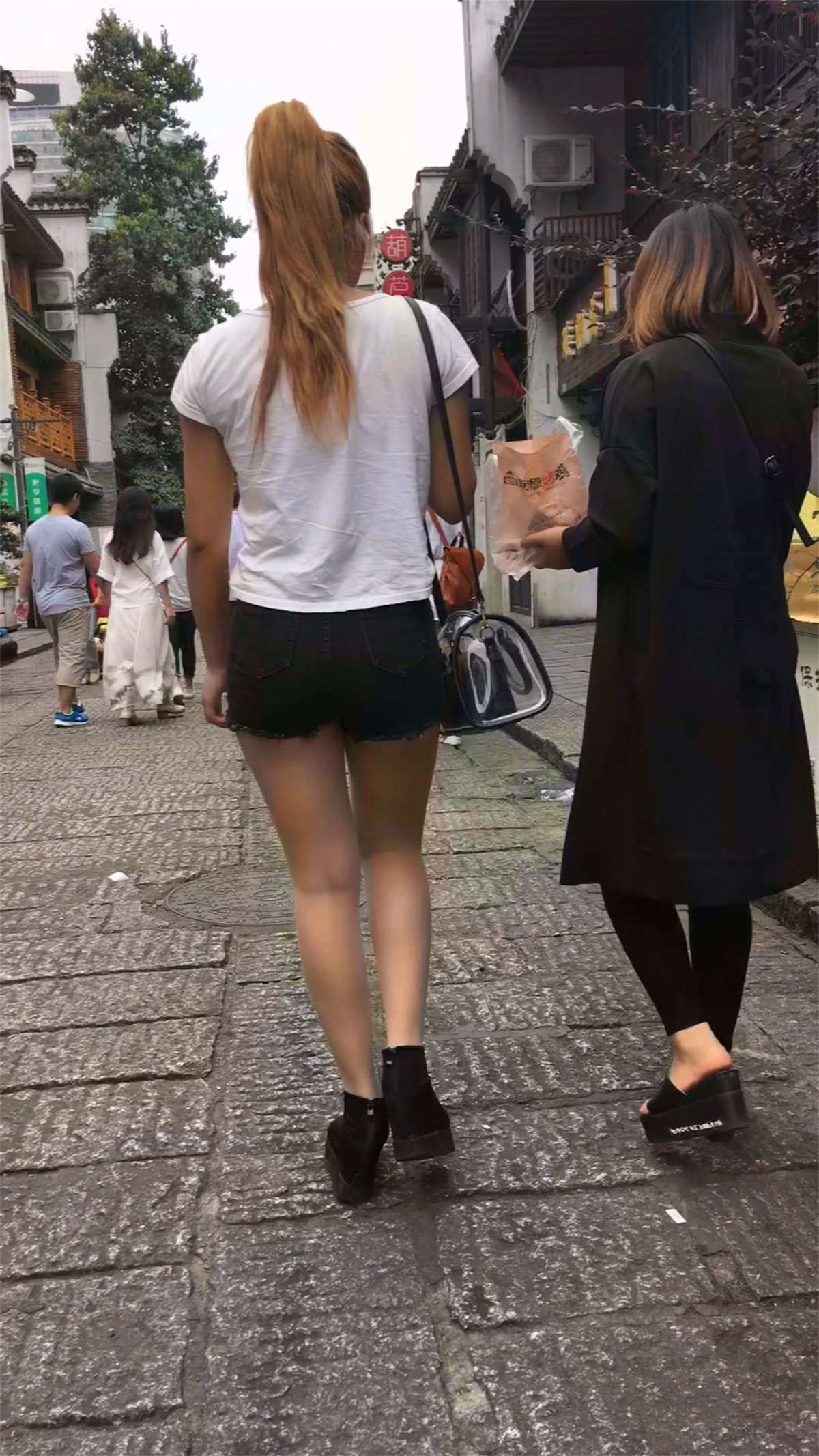 热裤美女