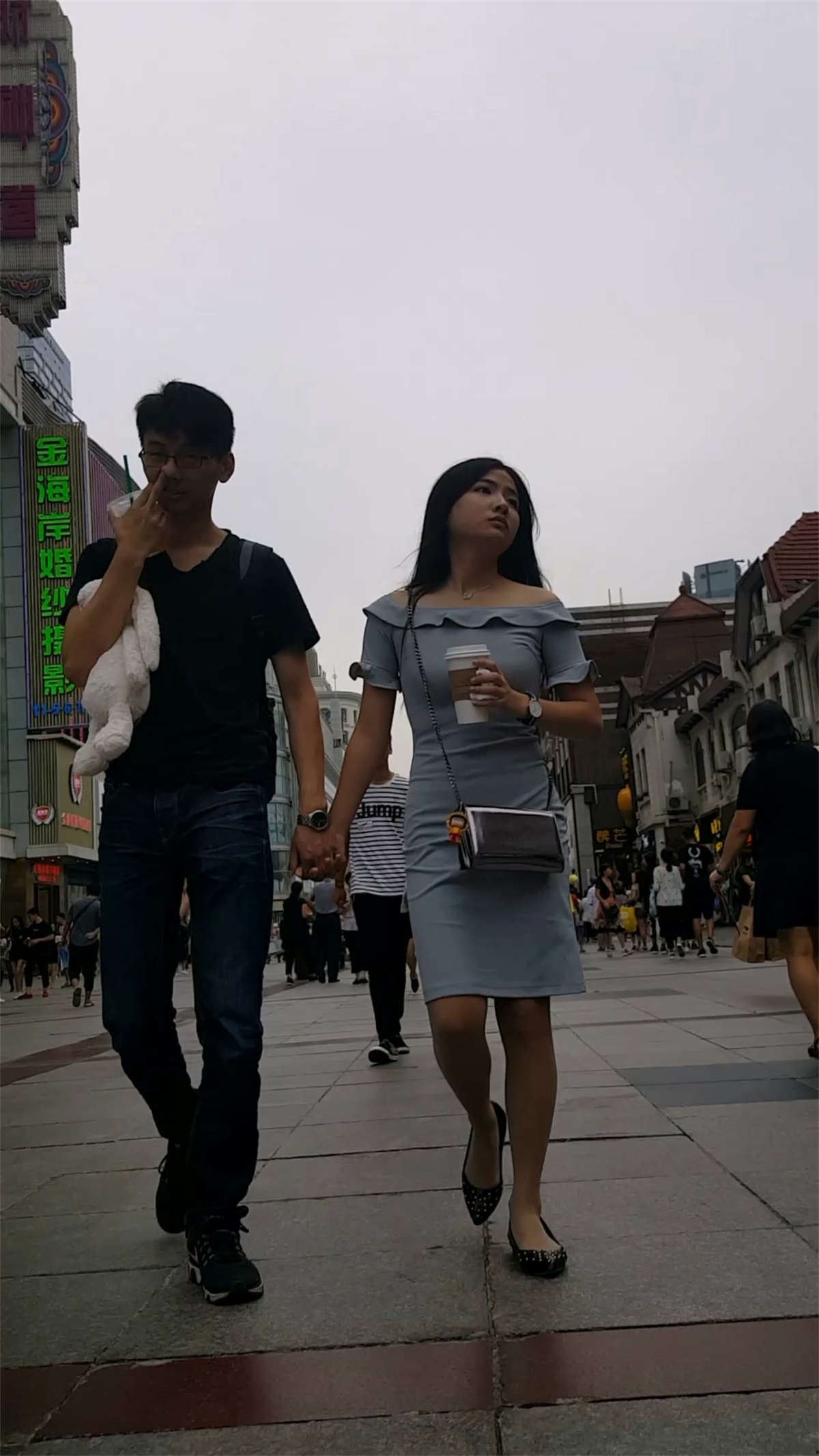 身材极好漂亮的紧身包臀裙美女