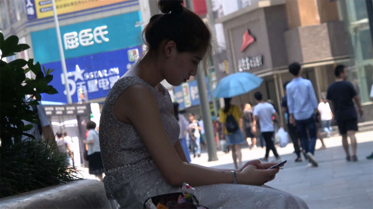 街边休息的新娘