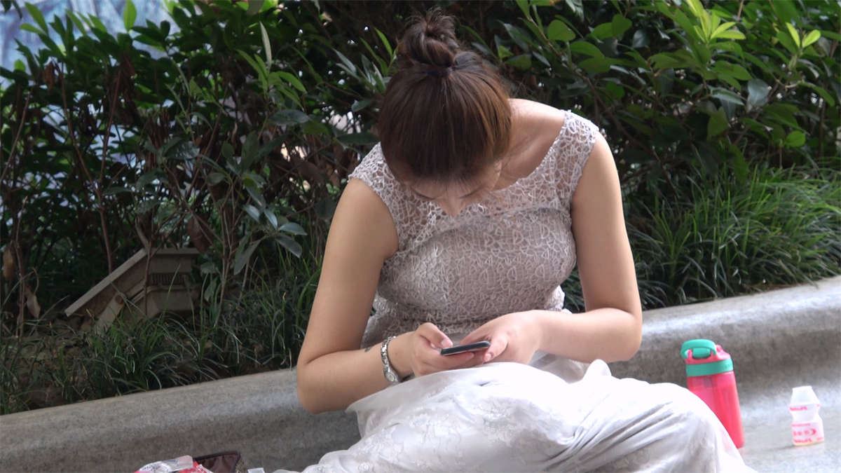 街边休息的新娘