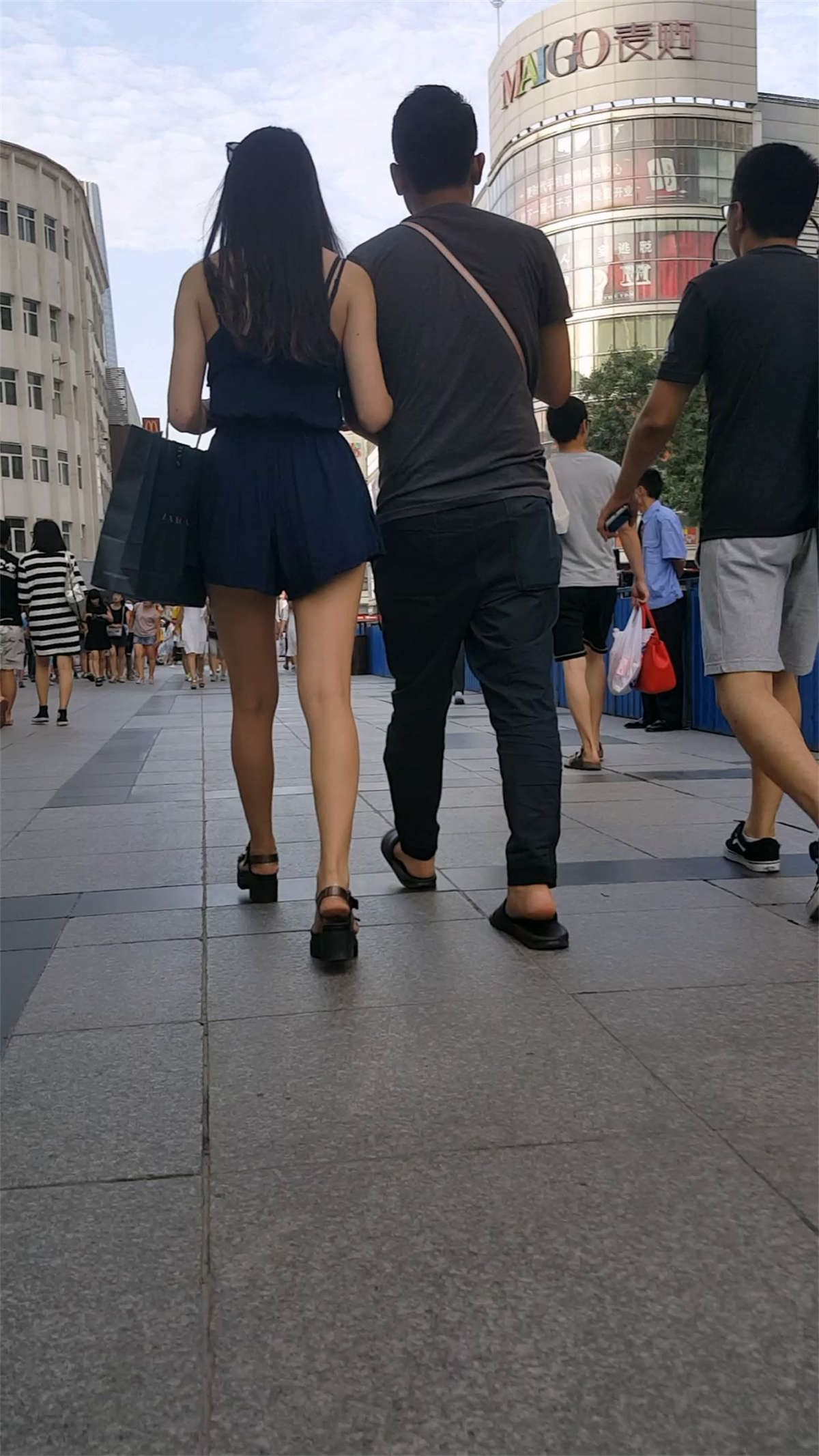 蓝色休闲短裤极品长腿漂亮美女和男友一起逛街