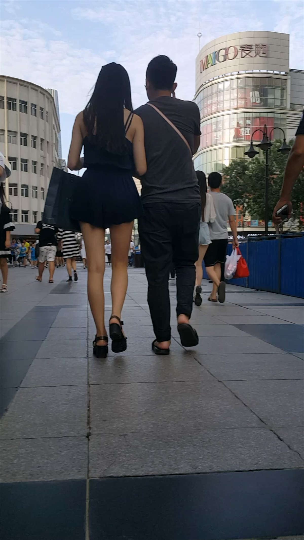 蓝色休闲短裤极品长腿漂亮美女和男友一起逛街