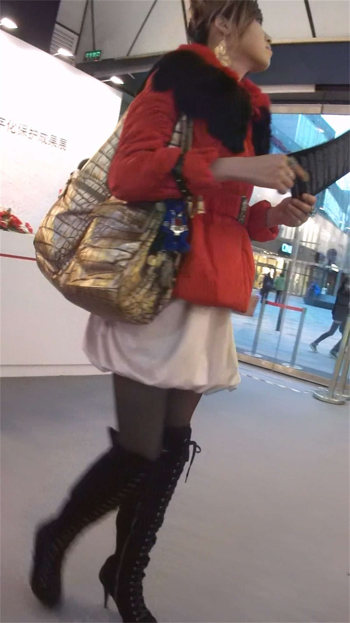 性感黑丝长靴短裙少妇