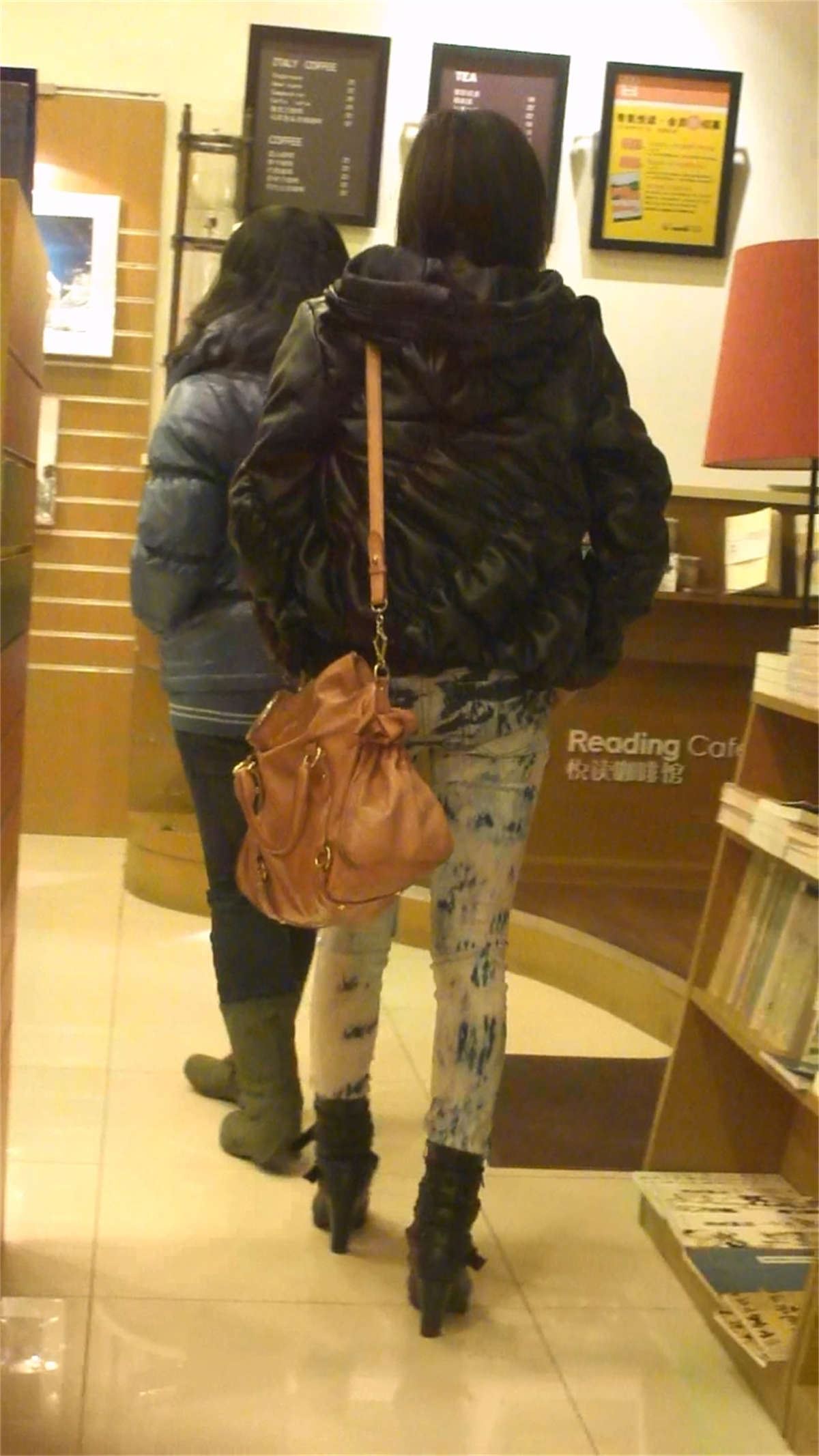 性感无法抵挡的极品紧身牛仔裤美女