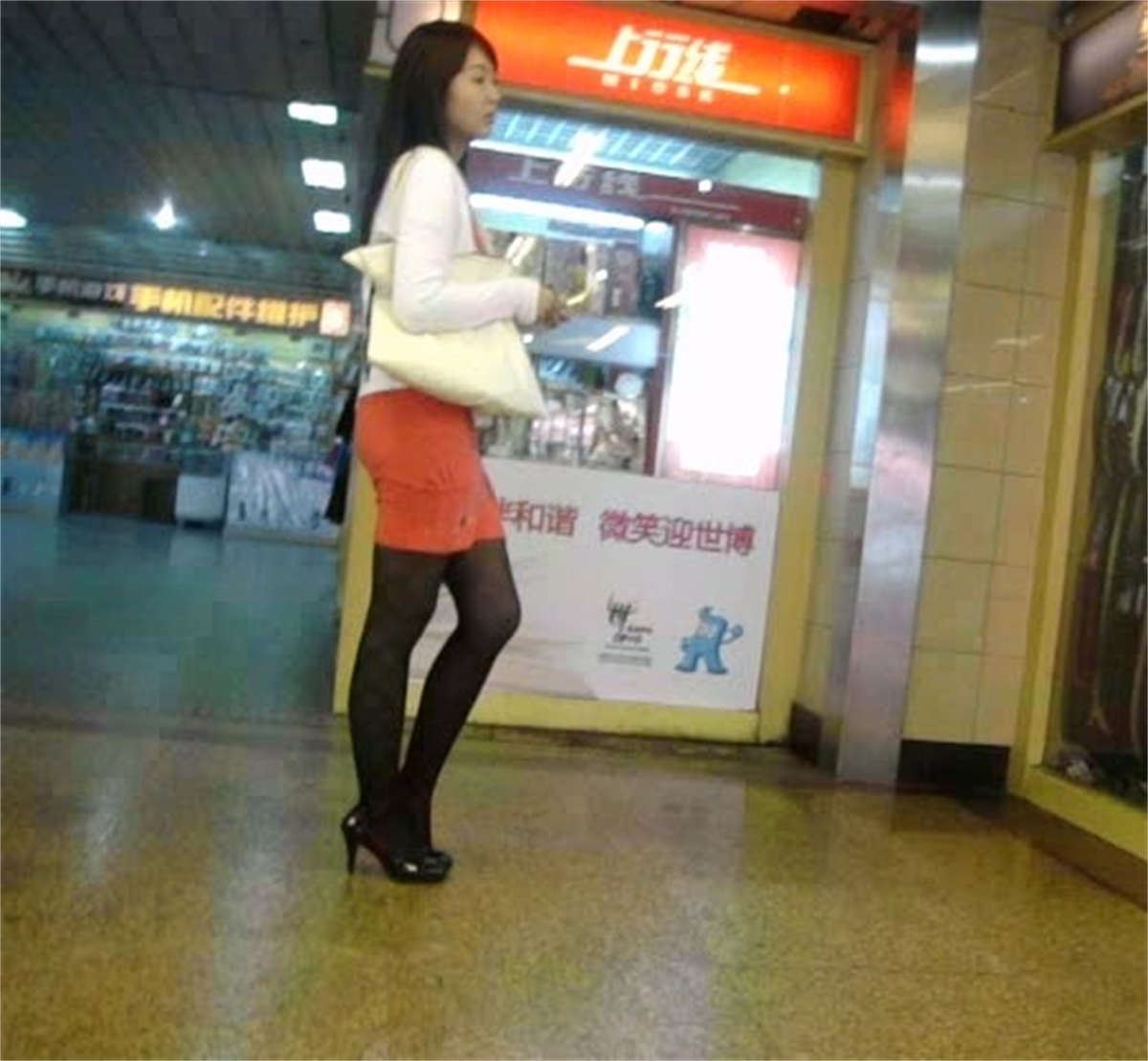 在商场徘徊的黑丝少妇