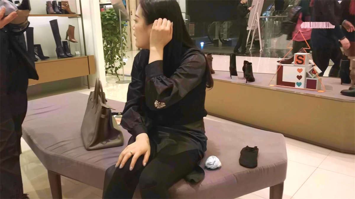 漂亮的美女在鞋店试鞋子