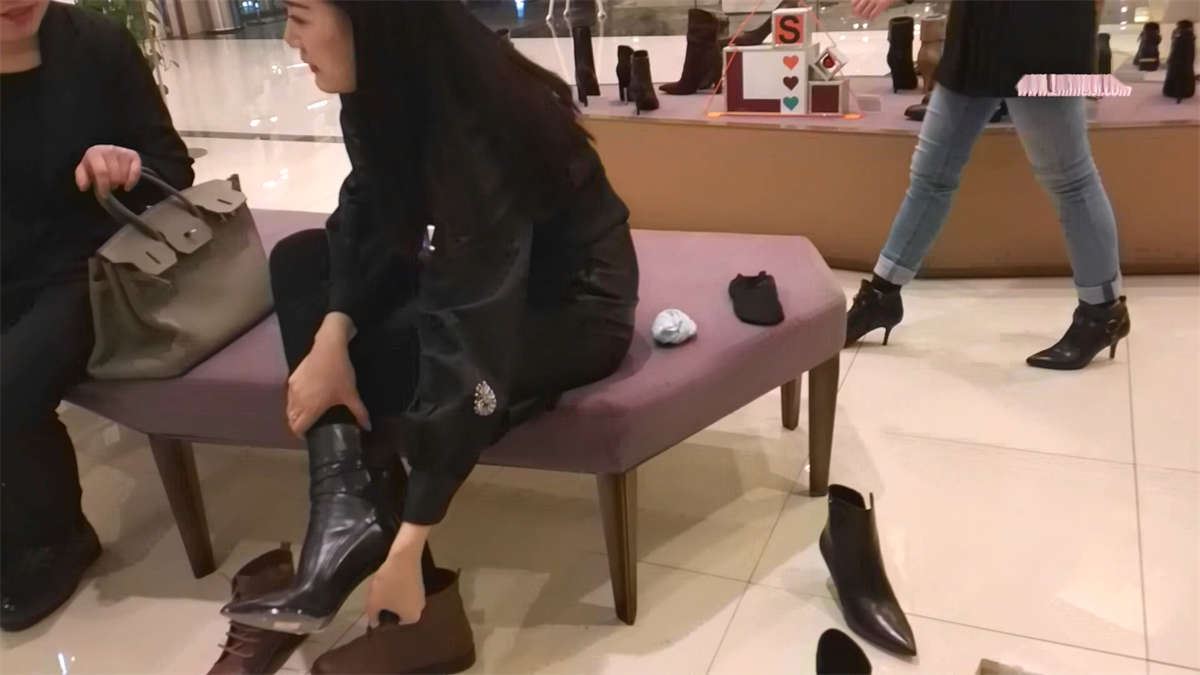 漂亮的美女在鞋店试鞋子