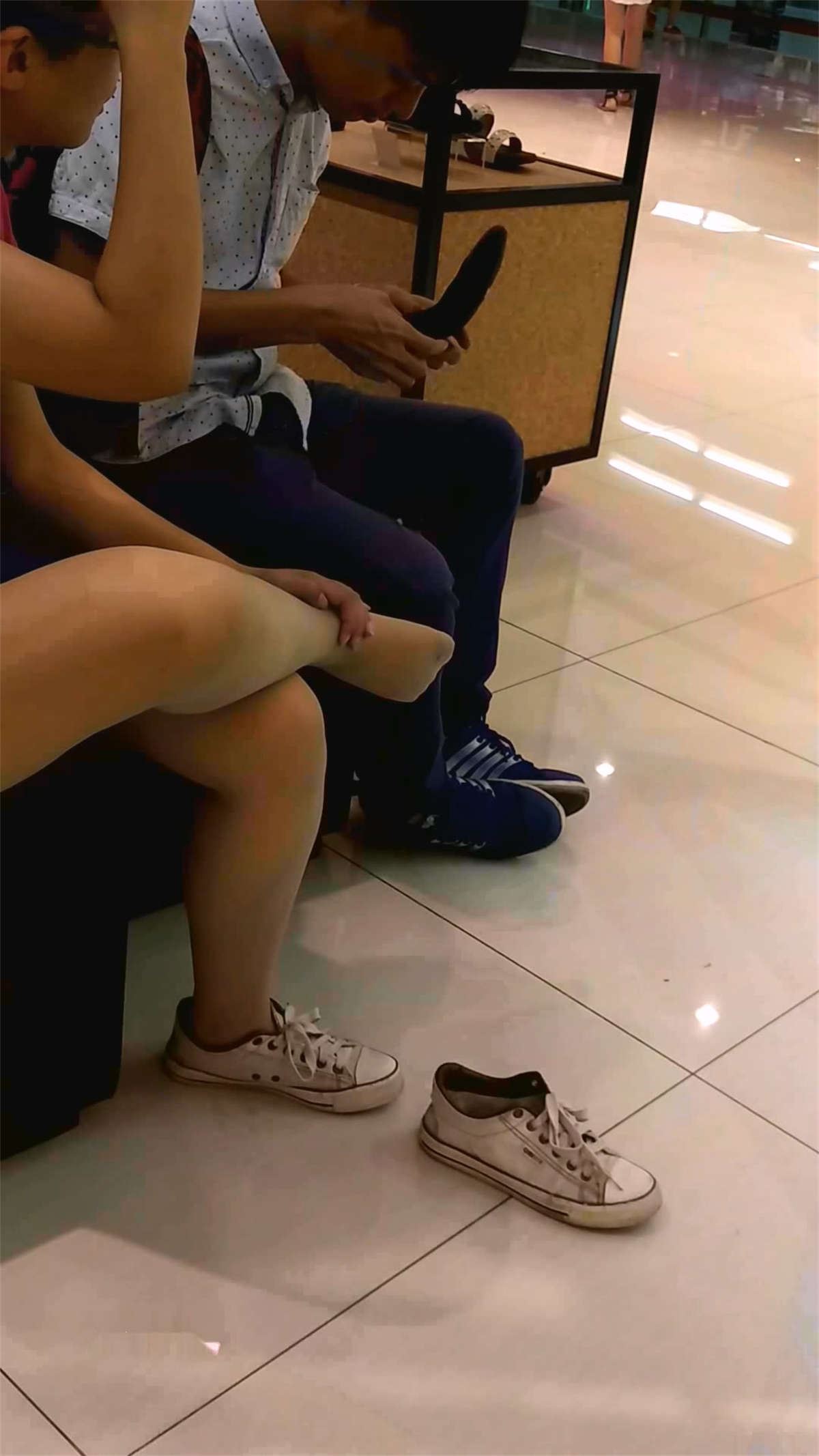 试鞋子的丝袜妹子