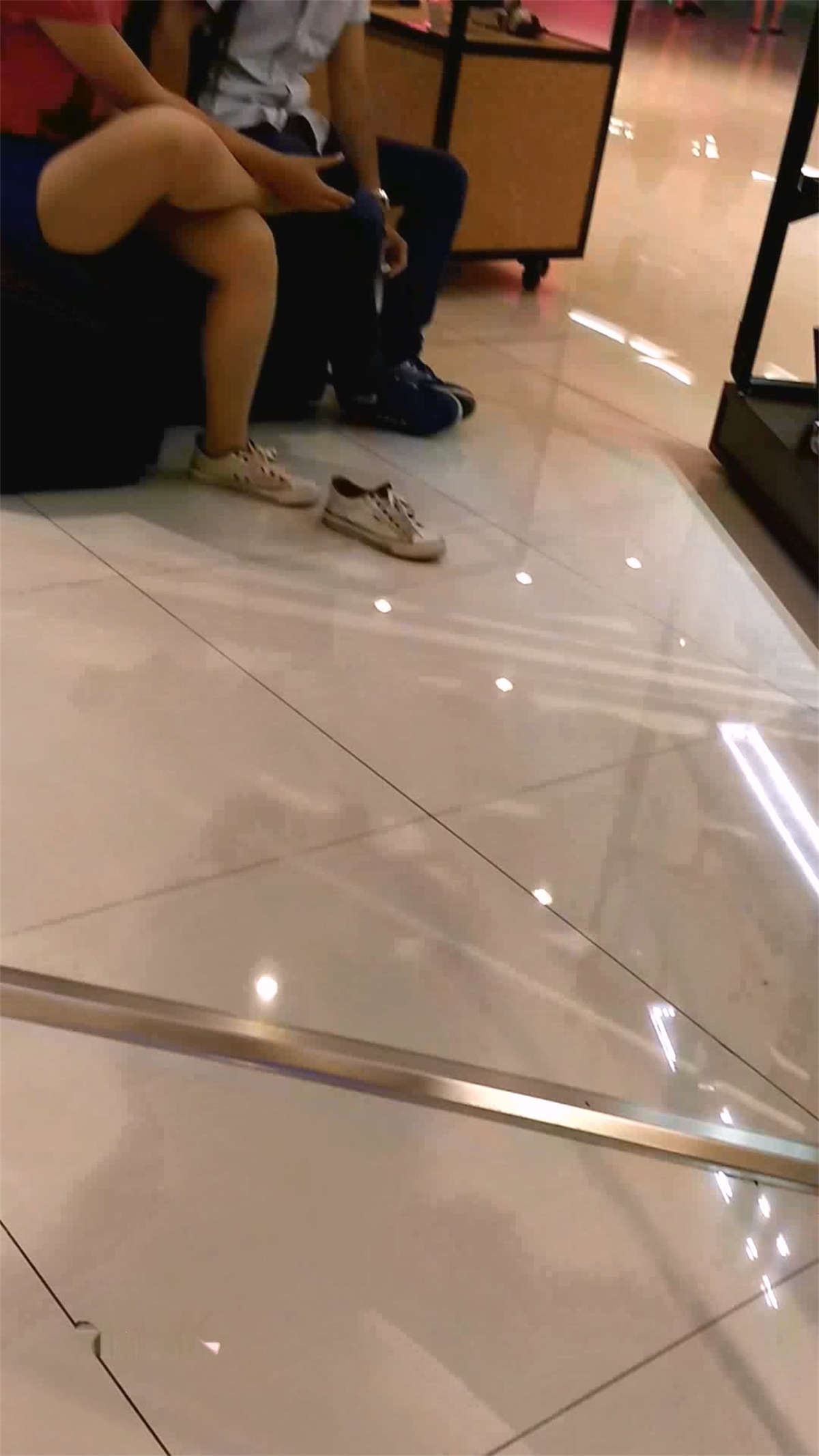 试鞋子的丝袜妹子