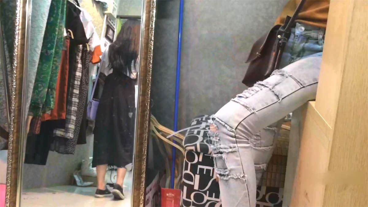 浅色紧牛性感小妹
