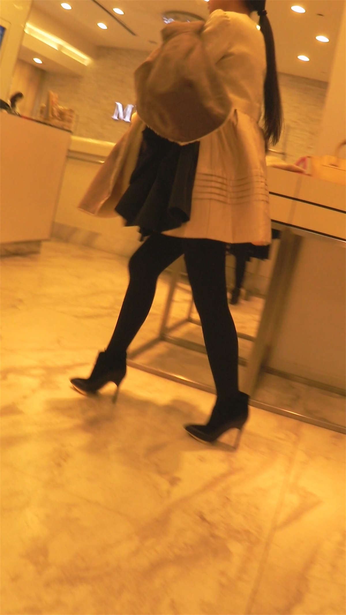 极品高跟美女服装店多次换装