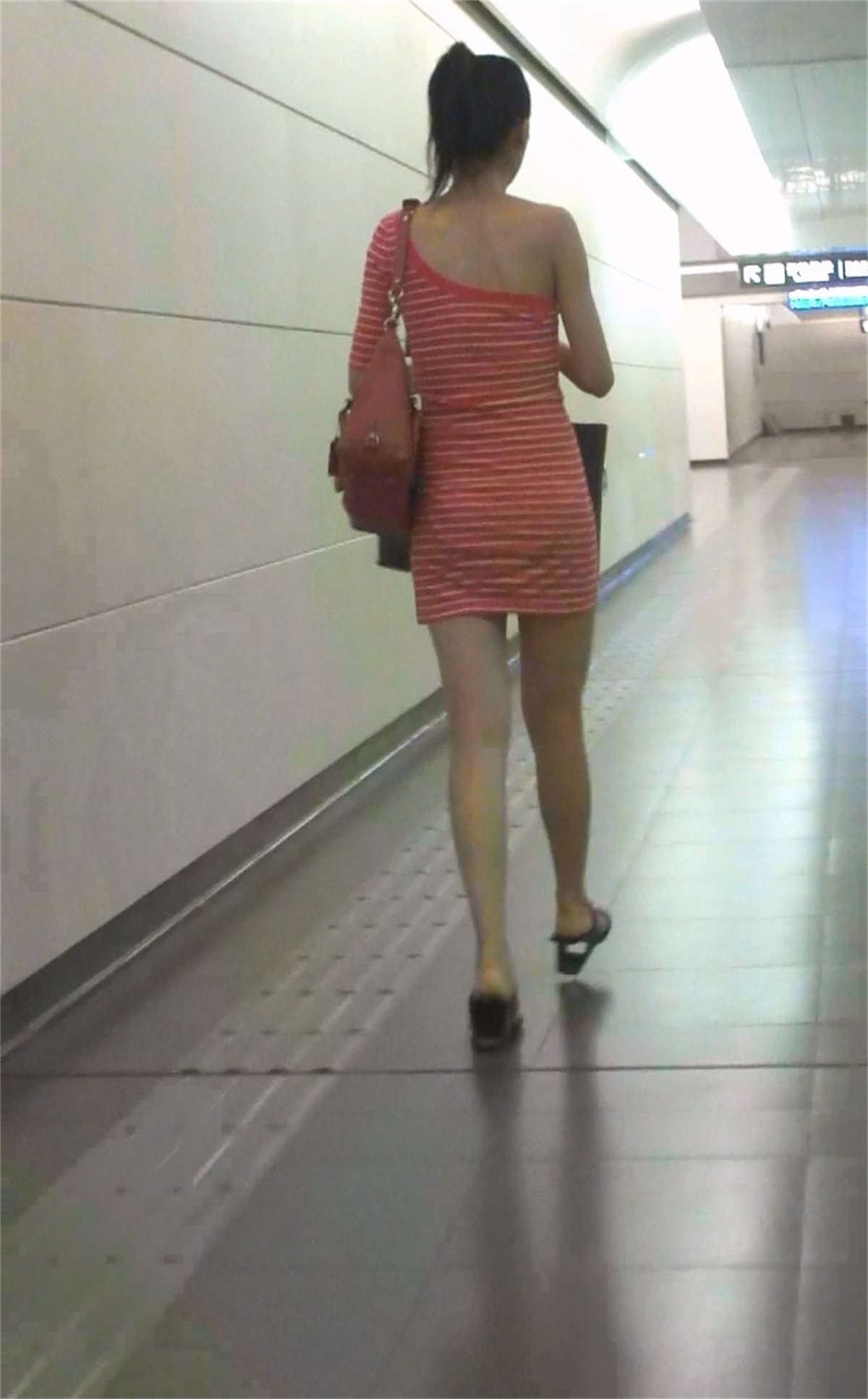 粉红紧身连衣包臀裙美女