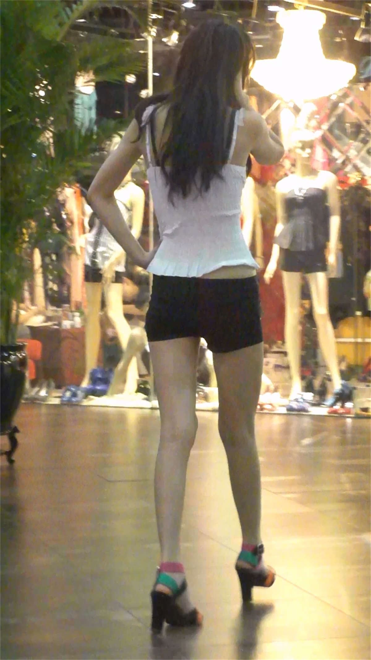 跟老公逛街的性感长腿丰满美少妇