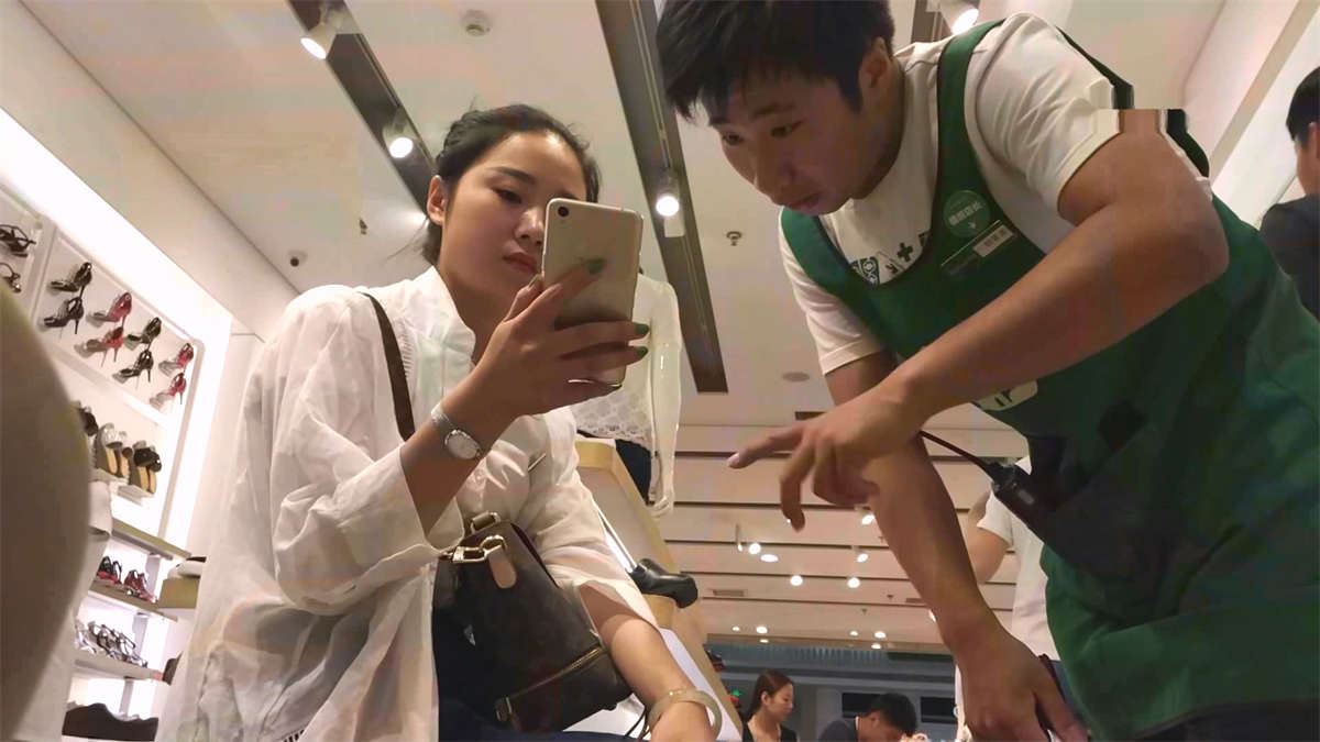 超漂亮的黑短裙少妇试鞋
