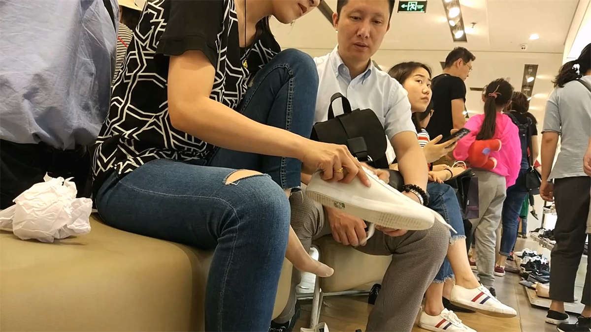 鞋店美女换鞋子丝袜脱了有穿