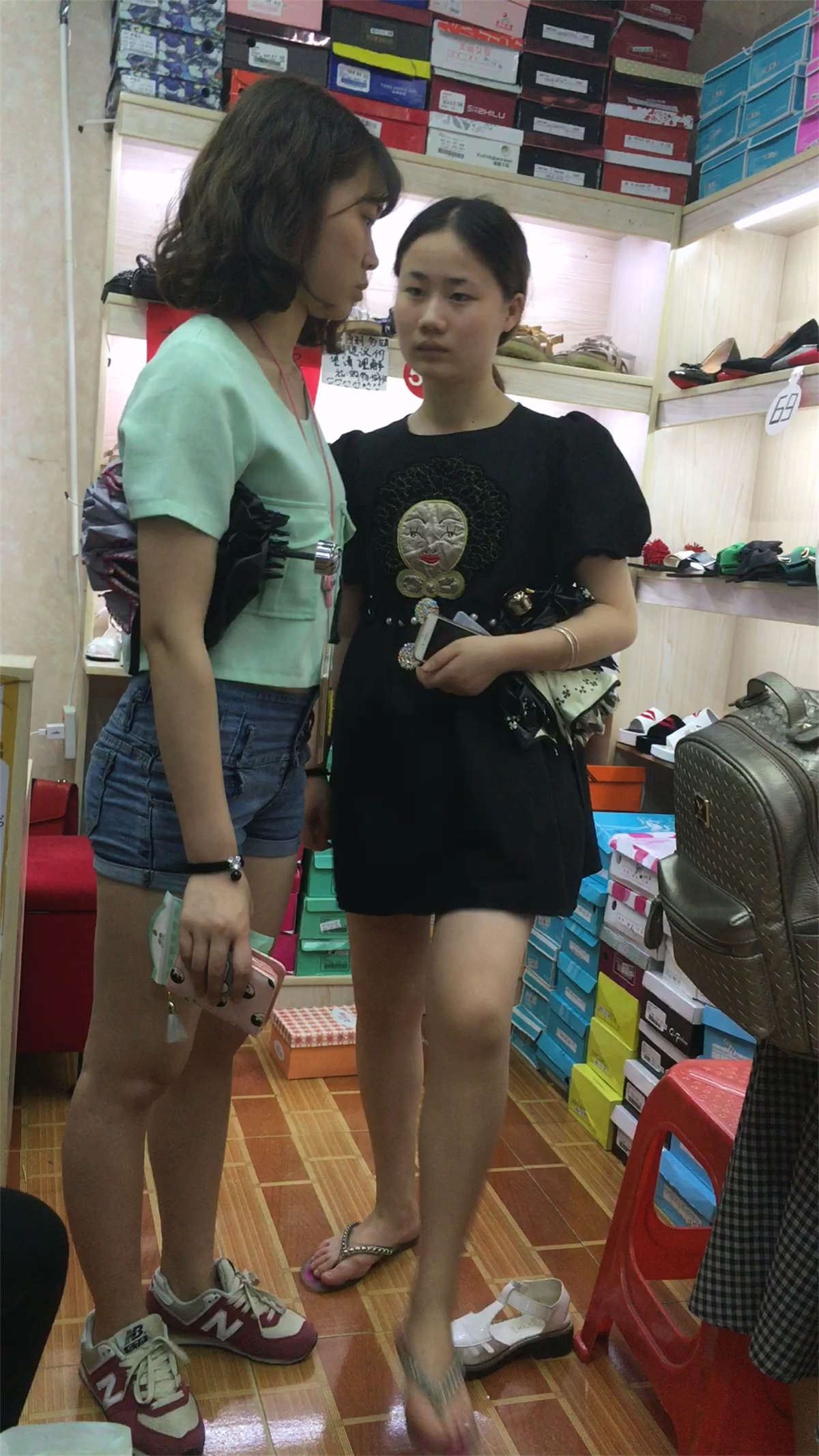 鞋店买鞋的蓝色紧绷牛仔短裤极品短发妹子