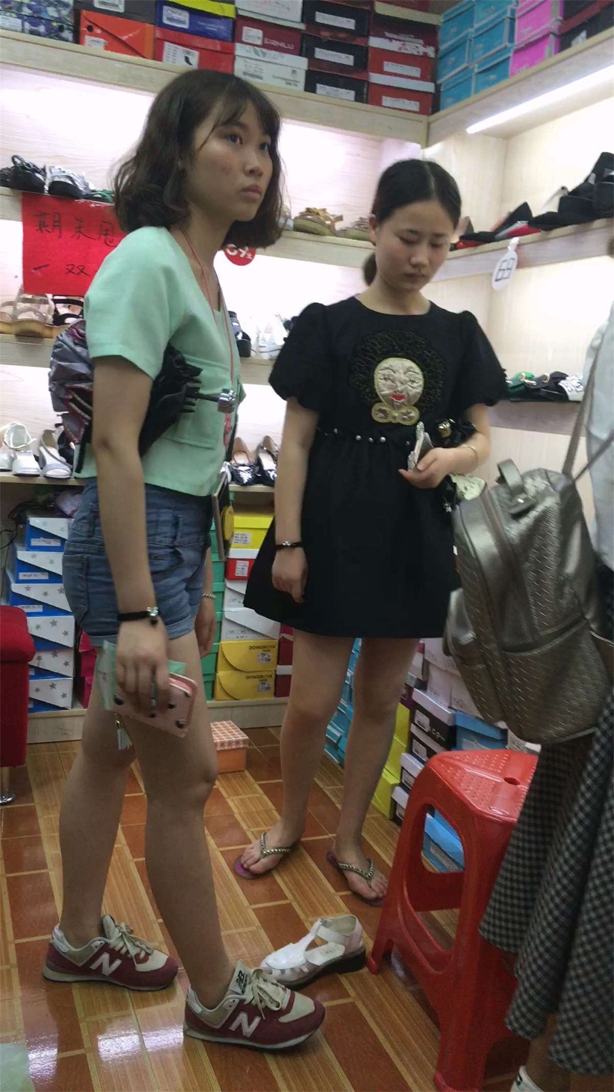 鞋店买鞋的蓝色紧绷牛仔短裤极品短发妹子