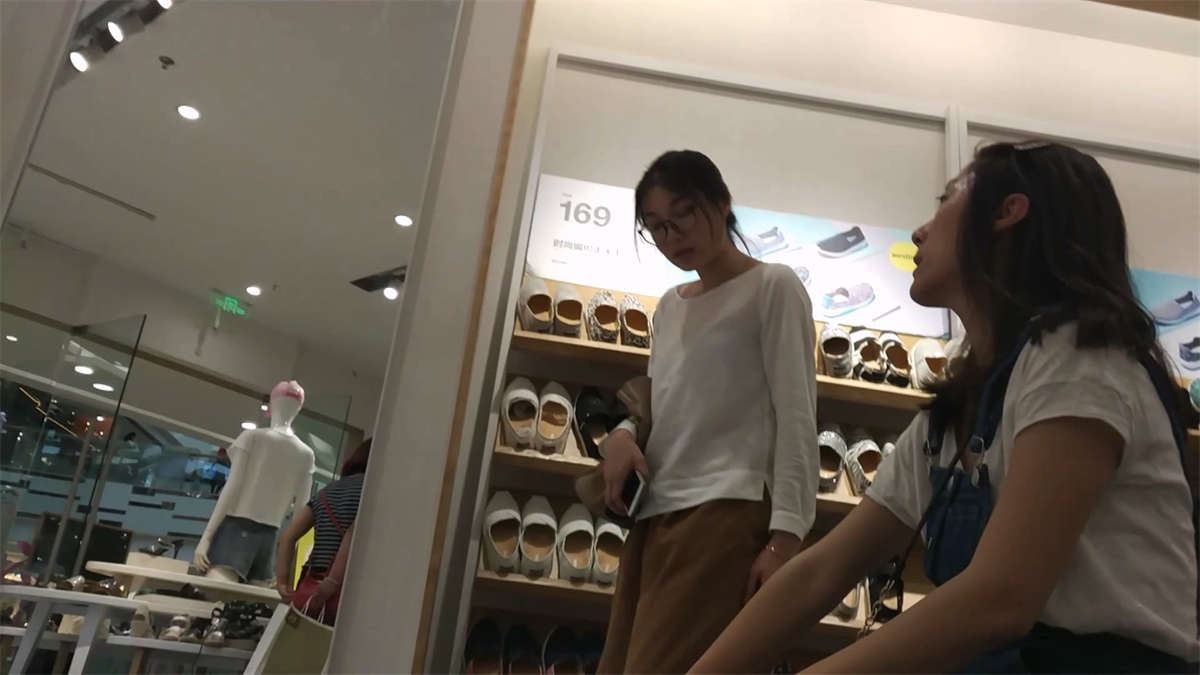 大学美女组队去鞋店试鞋