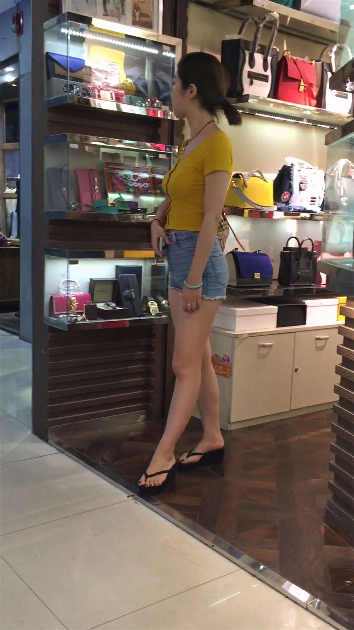 上身桔黄超紧短牛