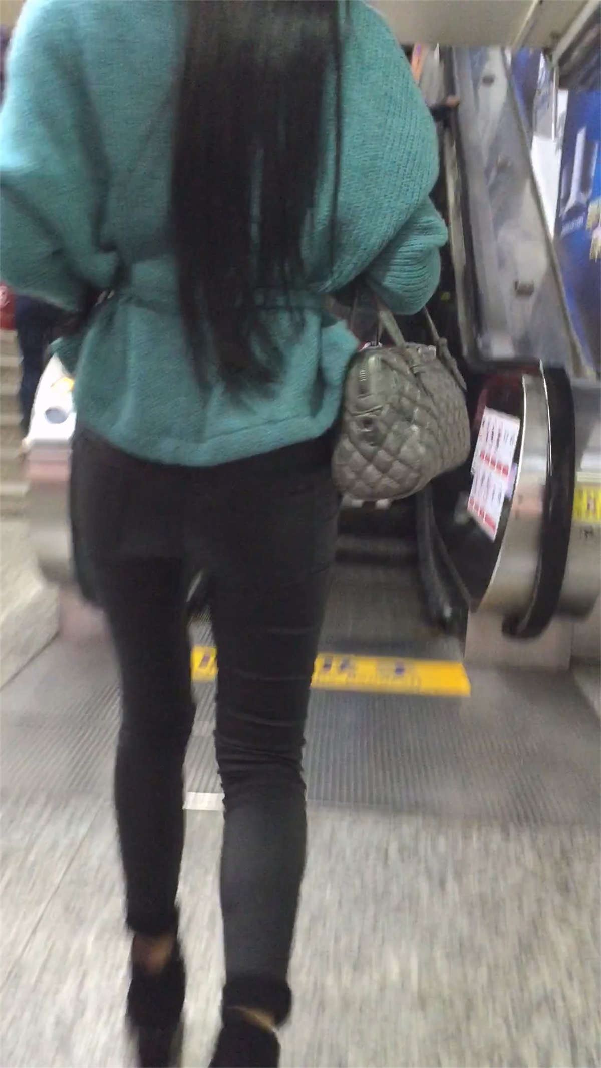 上身绿衣的皮裤