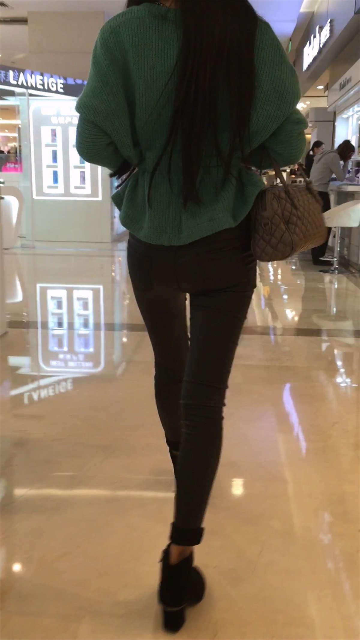 上身绿衣的皮裤