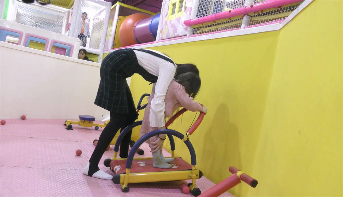 游乐场带孩子的年轻妈妈