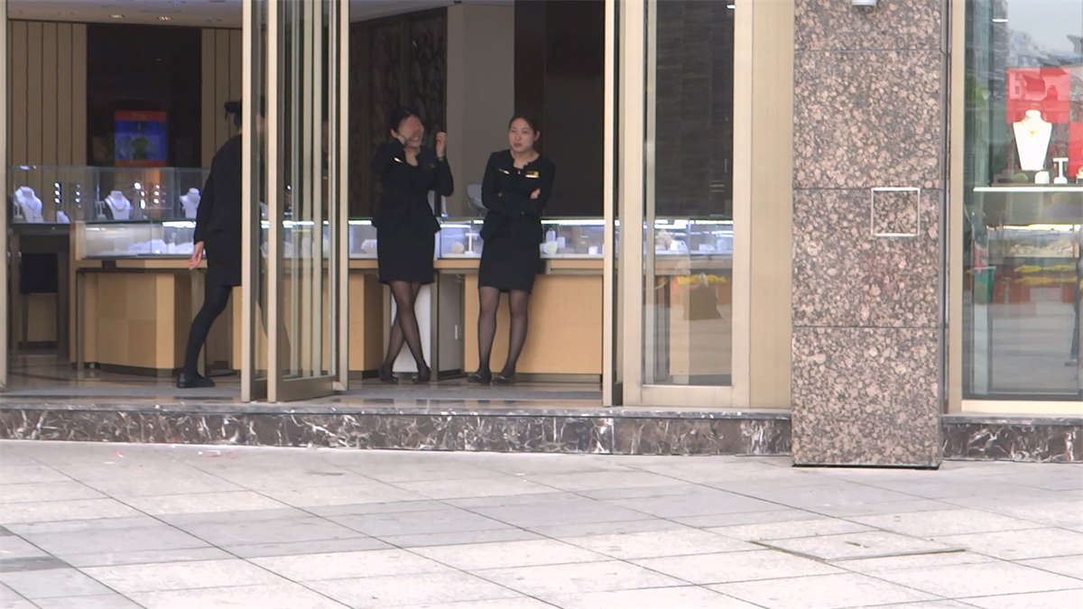 珠宝店里的黑丝售货员