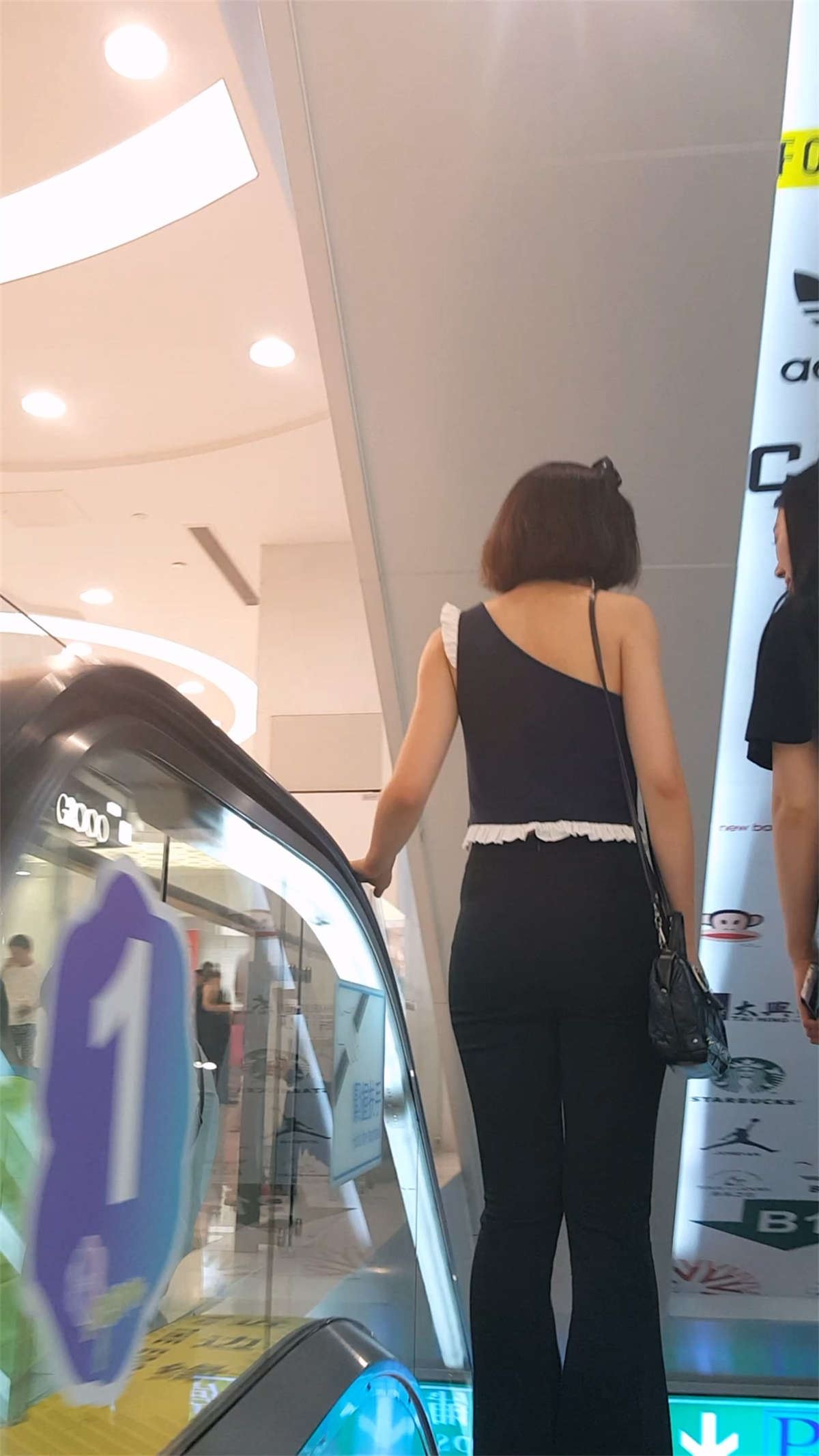 买衣服的黑色紧身裤饱满圆润翘臀长腿美女
