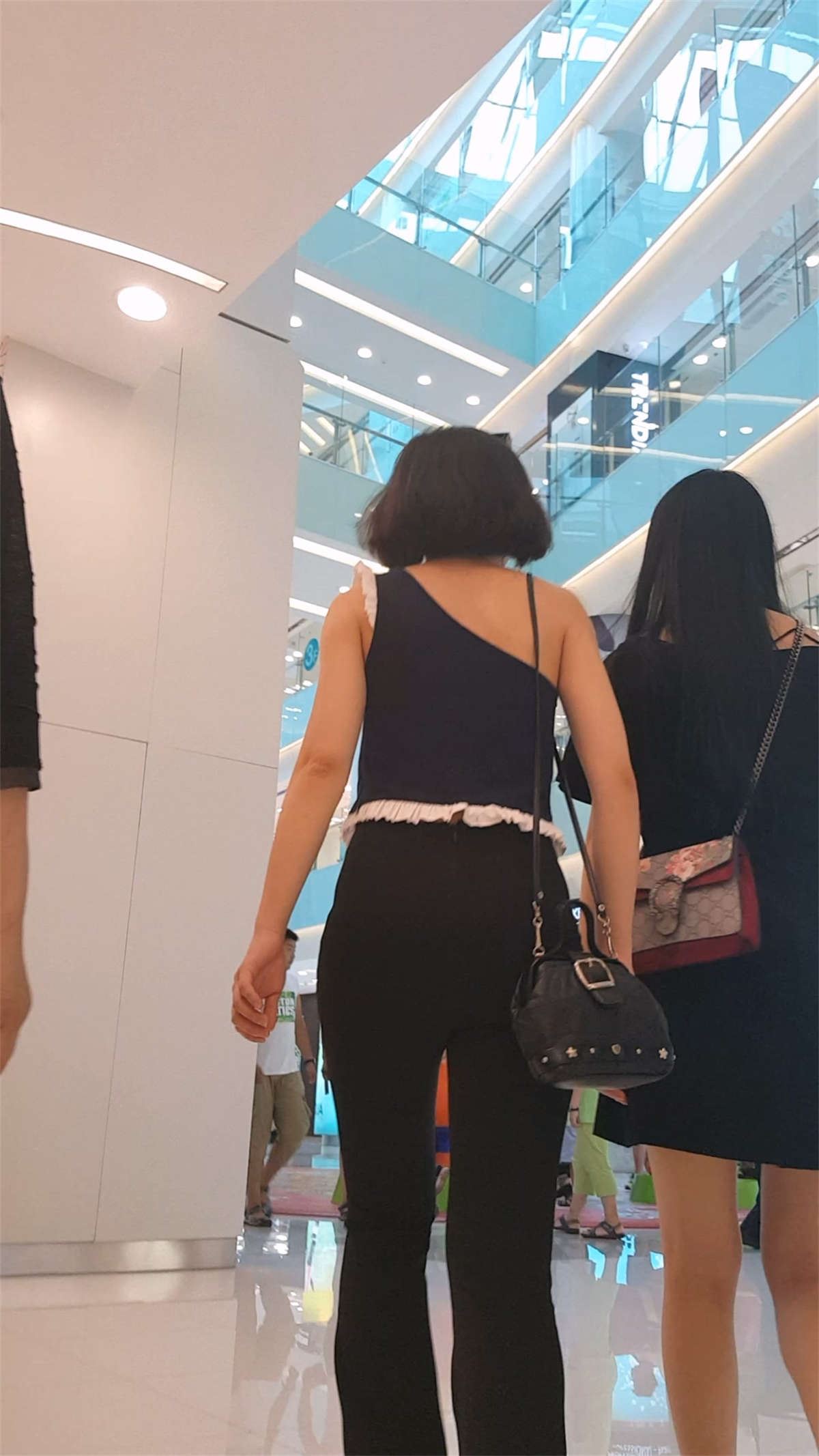买衣服的黑色紧身裤饱满圆润翘臀长腿美女