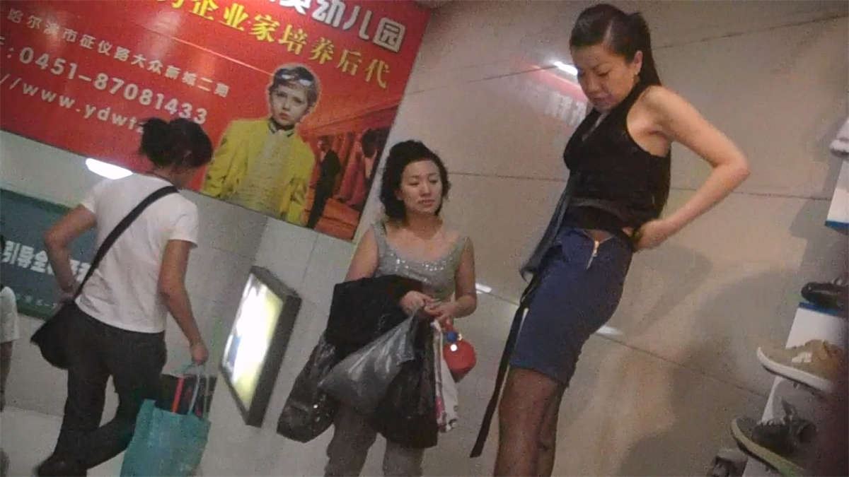 换裤子的美女