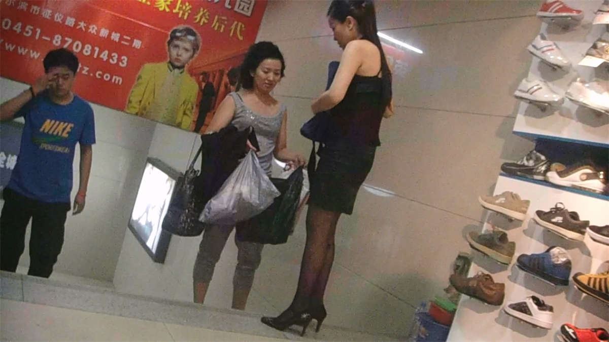 换裤子的美女