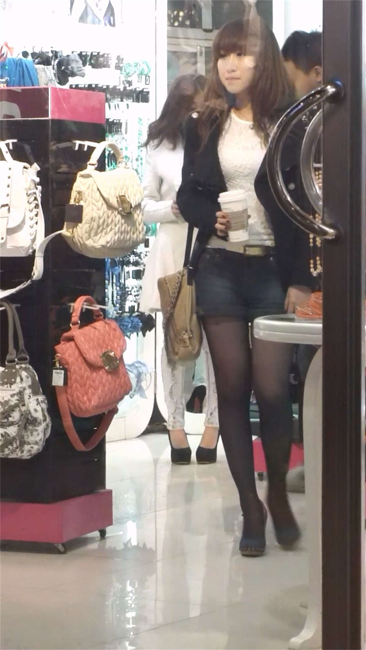 时尚牛仔热裤黑丝美眉