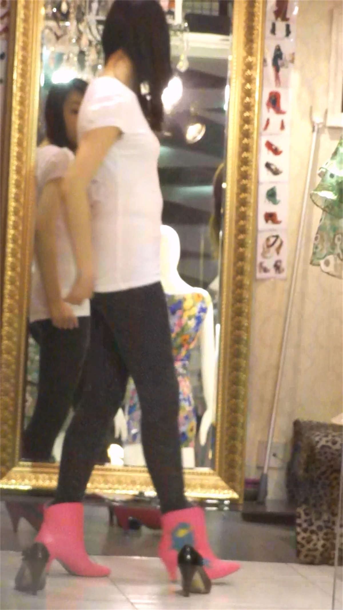 试穿黑色紧身裤的极品美女