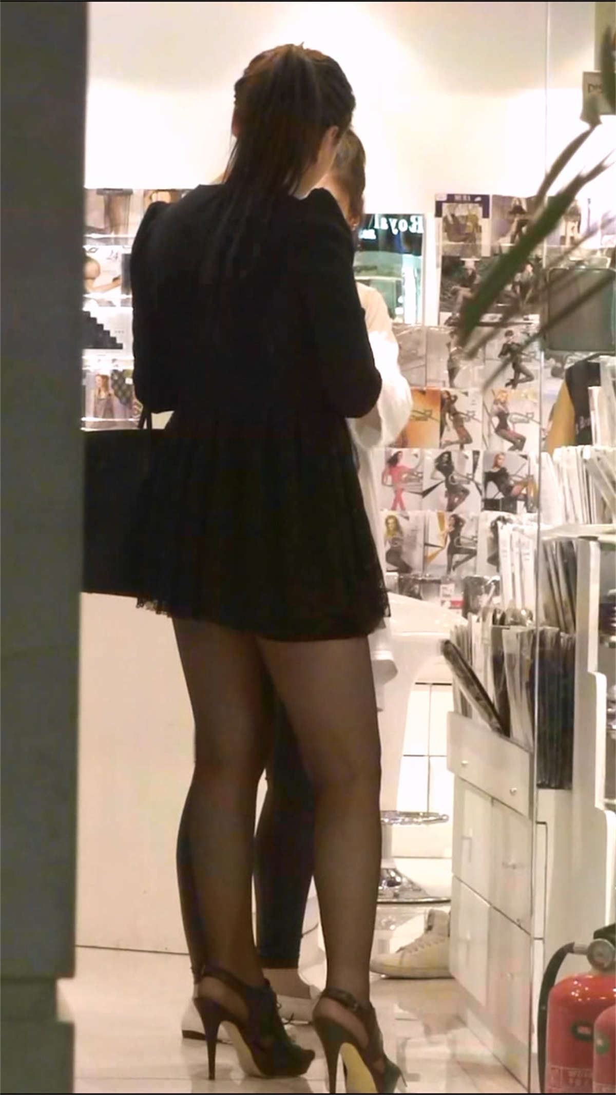 腿型很不错的黑丝高跟美女