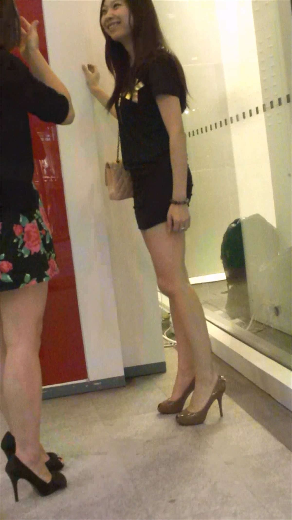 性感包臀短裙美女，美腿很美