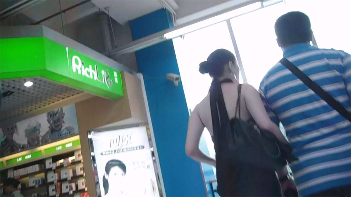 小短裙挡不住的丰满翘臀