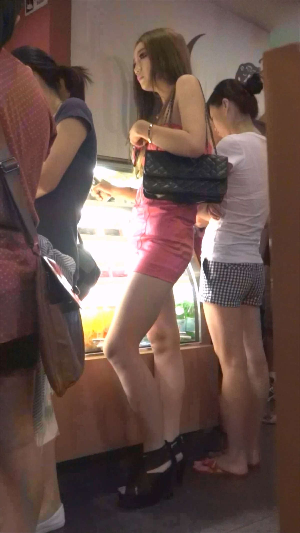 性感的红色包臀裙露背装美女
