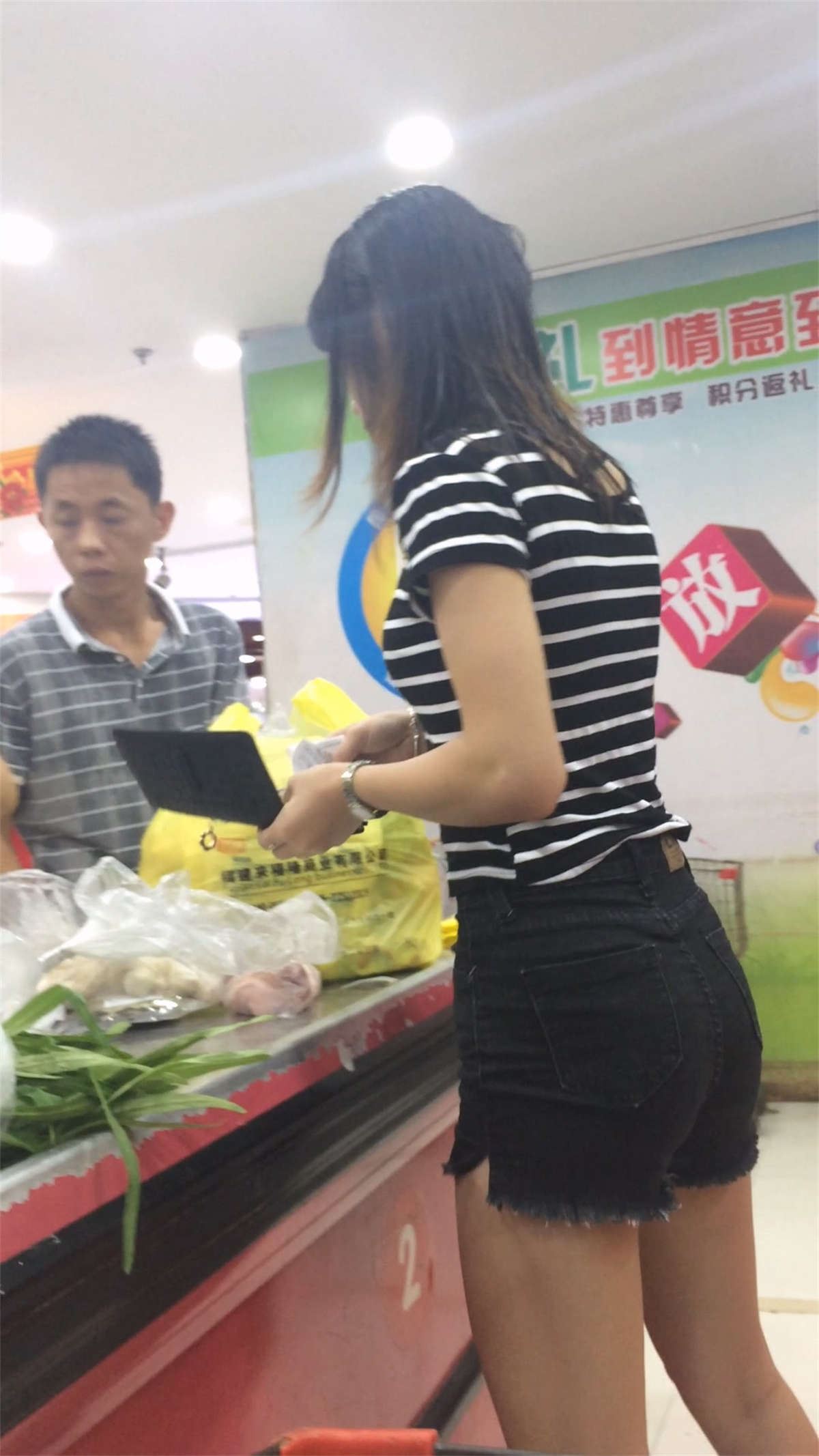 超市购物的黑色热裤圆润翘臀漂亮妹子