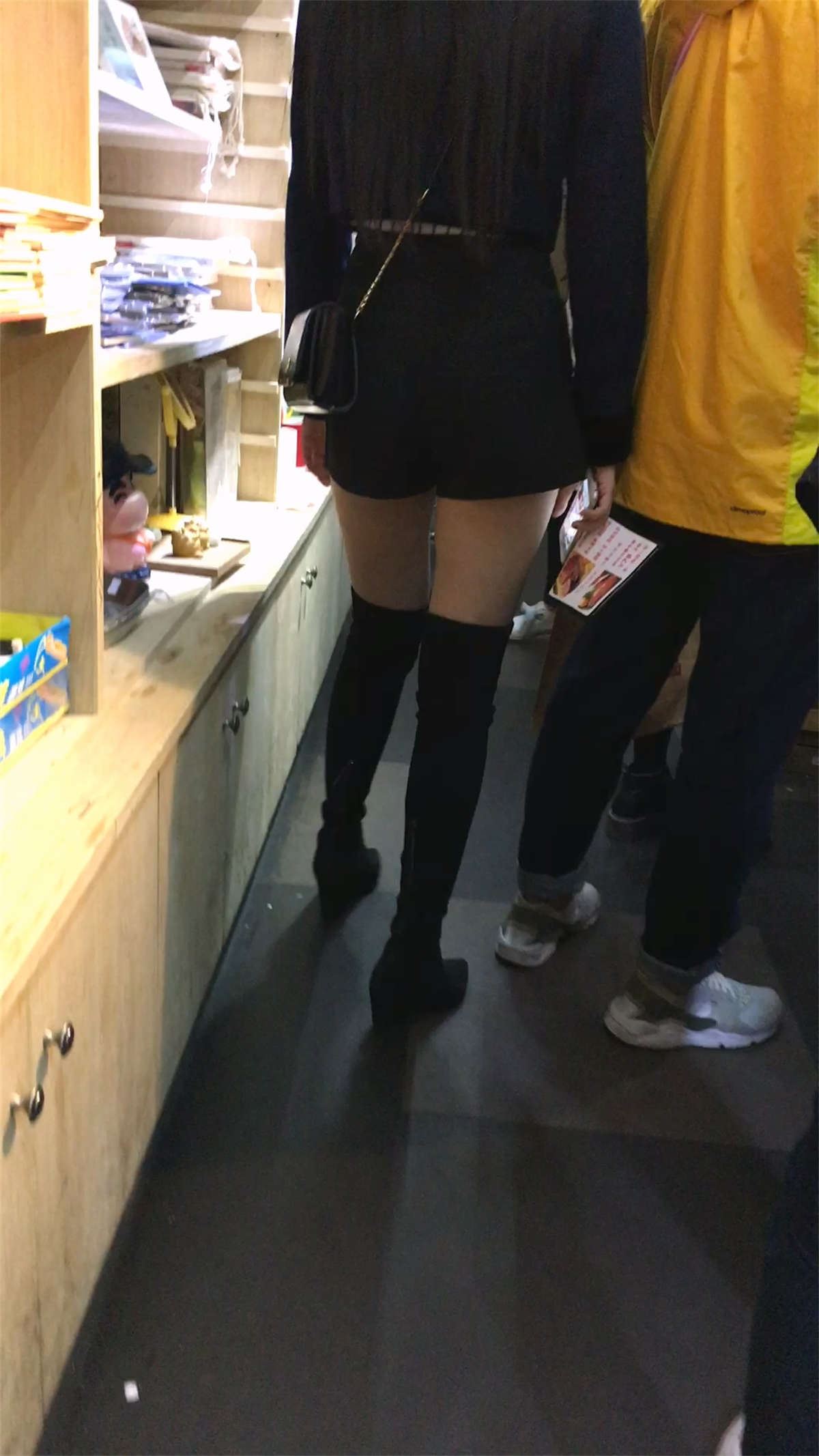 黑色短裤极品白皙美腿高筒袜饱满圆臀漂亮美女