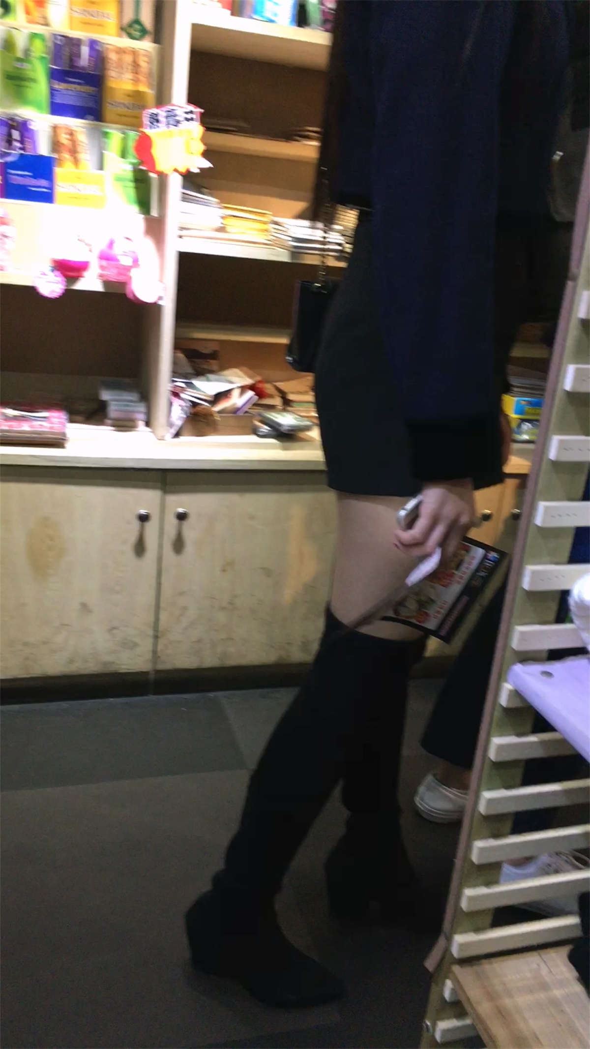 黑色短裤极品白皙美腿高筒袜饱满圆臀漂亮美女