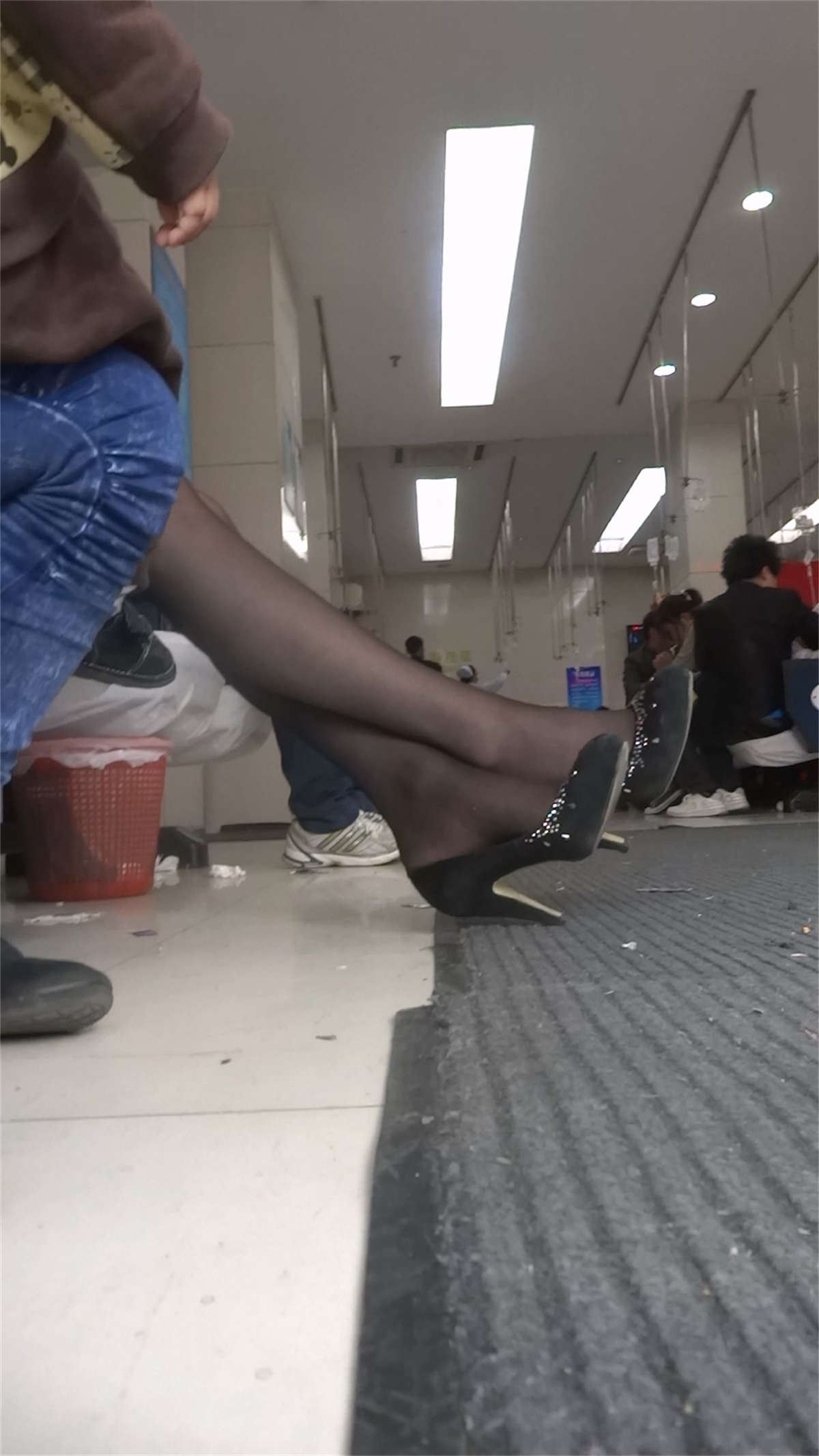 鞋店的黑丝高跟美女