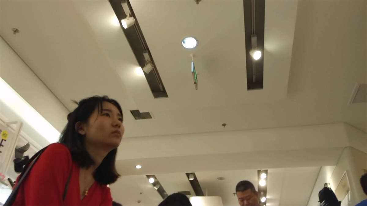 等闺蜜买鞋的短丝挑鞋美女