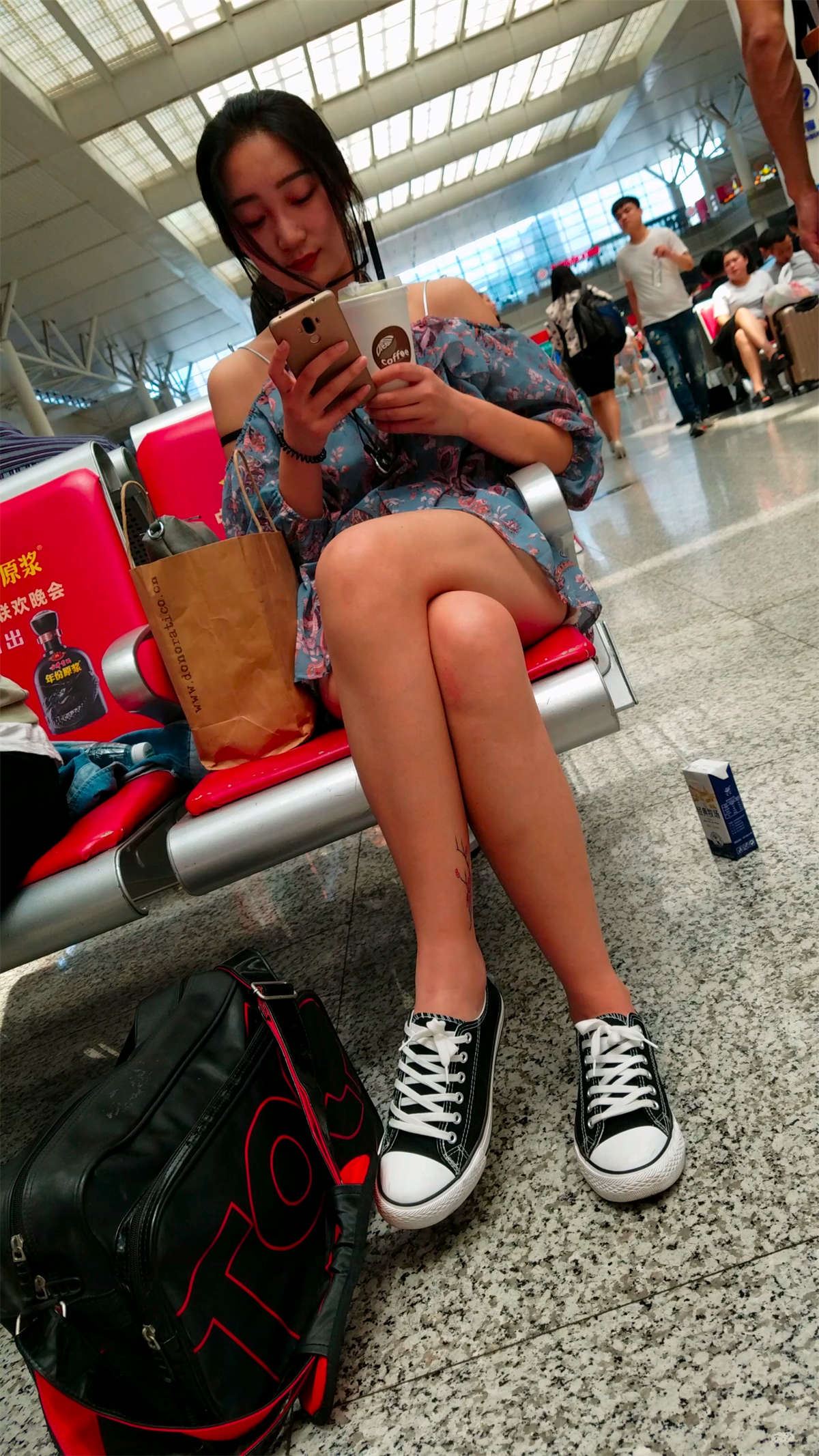 火车站候车的花连衣短裙极品白腿妹子