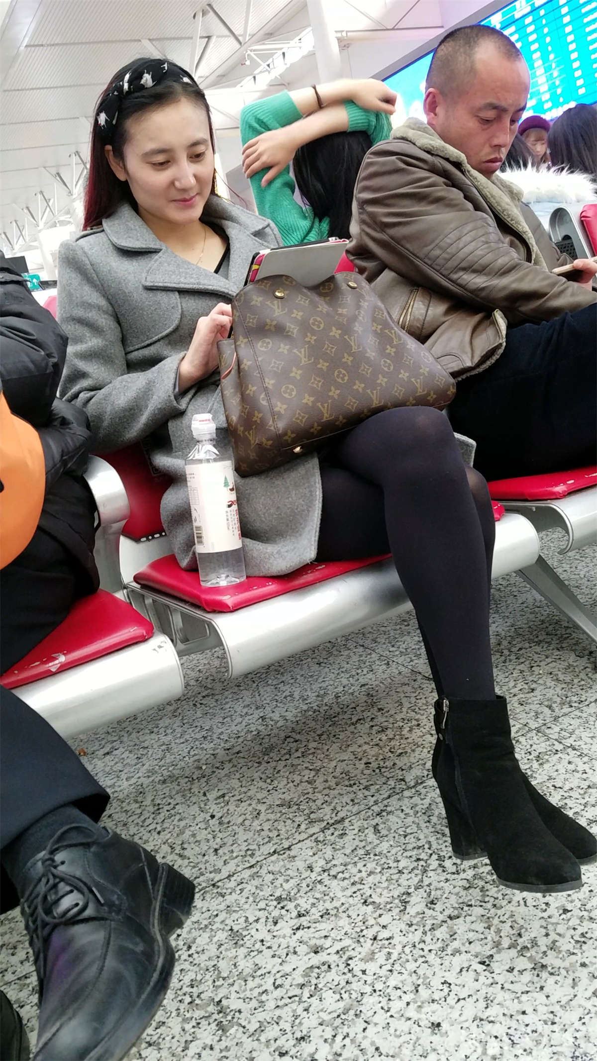 火车站候车的黑丝长发少妇