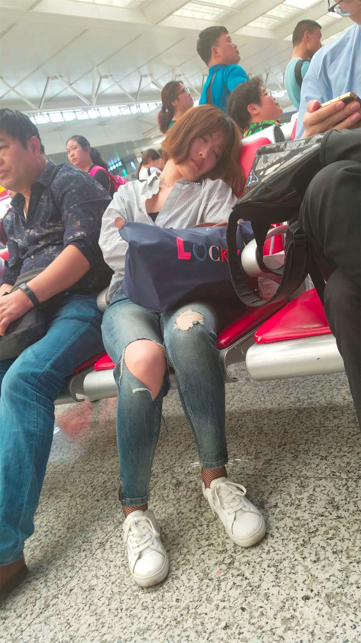 她睡着了 睡美人一样太美了清纯可人