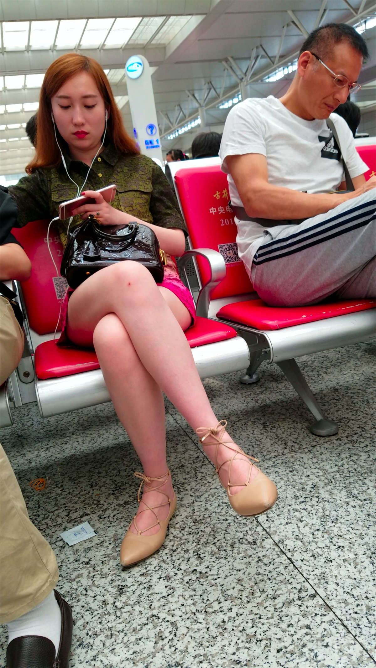 连衣裙美腿金发极品美女