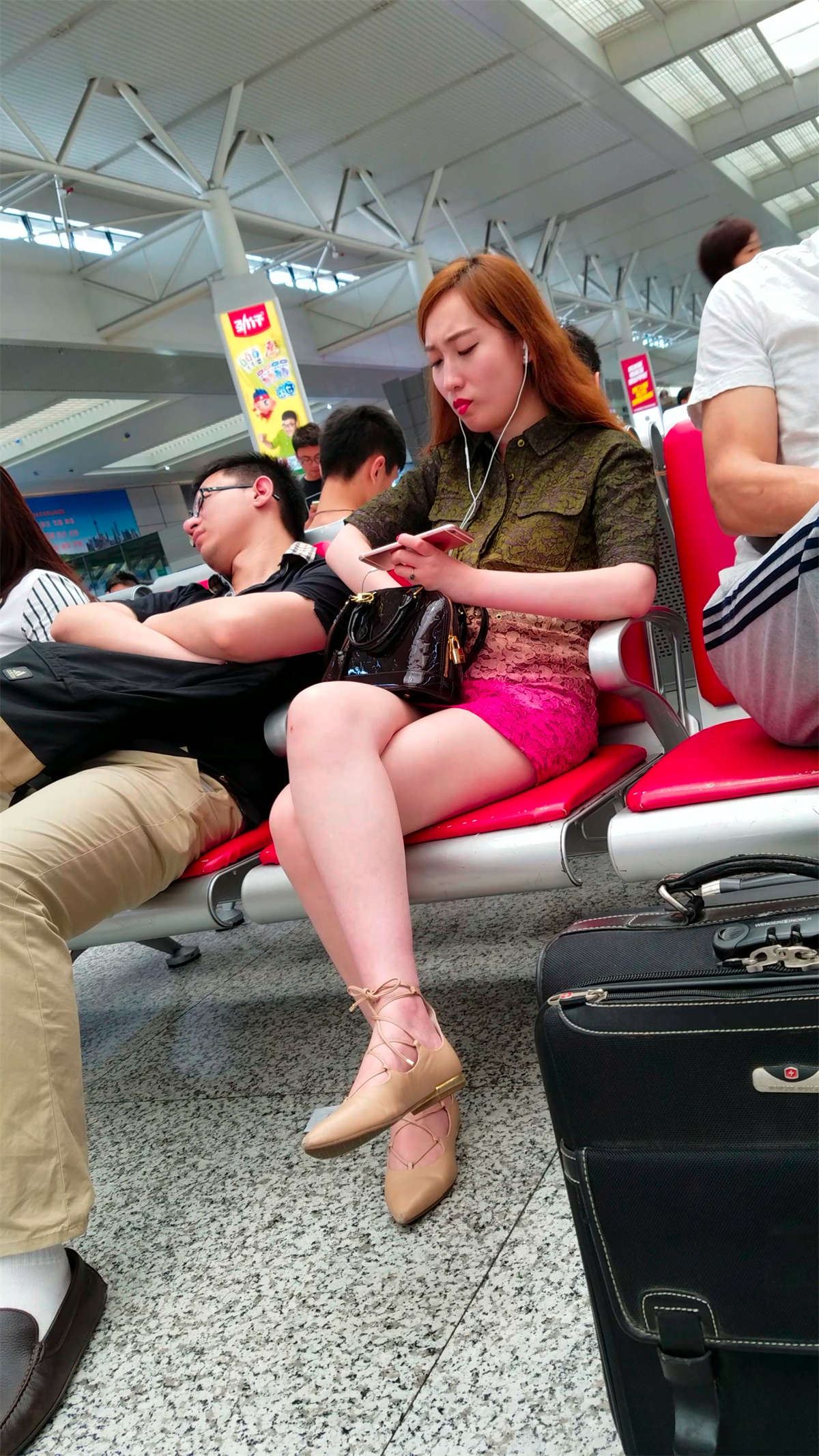 连衣裙美腿金发极品美女