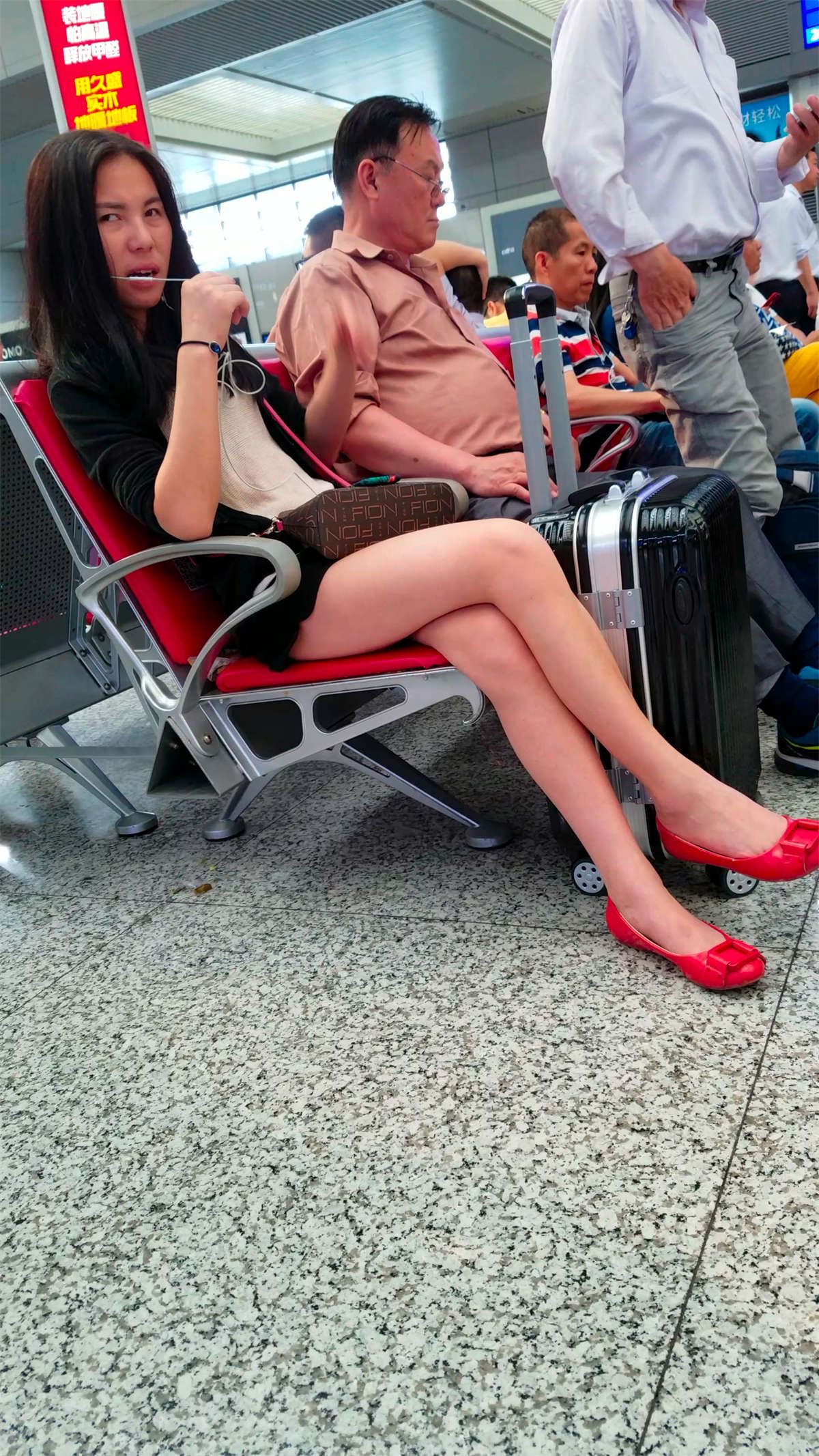 飞机场街拍大白腿美女