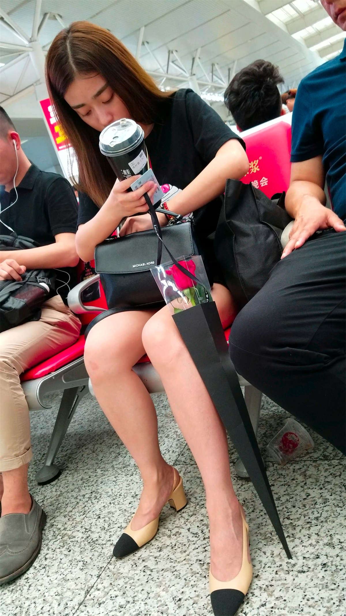 高铁站高跟美女候车